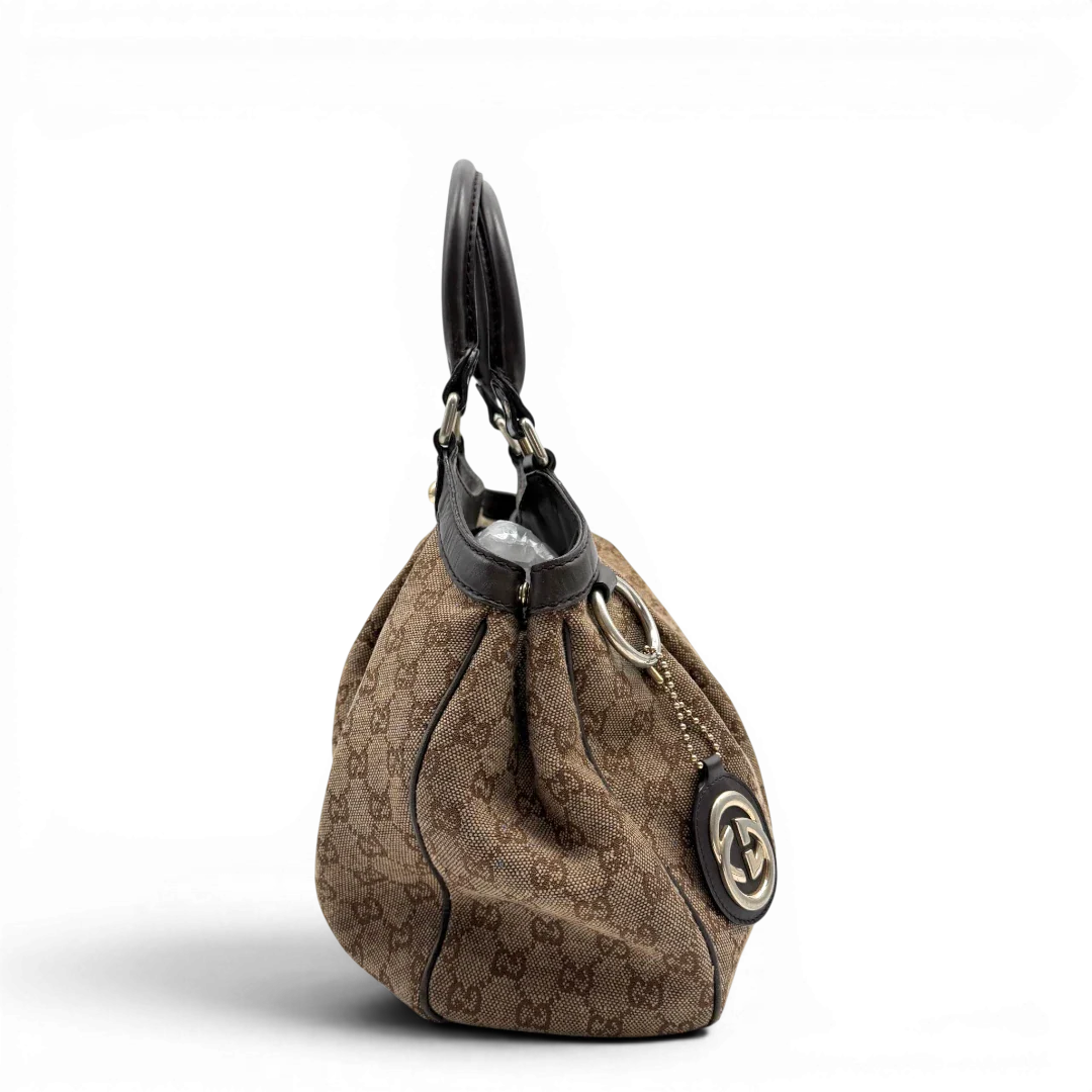 https://cdn.shopify.com/s/files/1/0564/9376/8855/files/Gucci_Shopper_Sukey_monogram_beige_vintage_GG6476.webp?v=1778675337