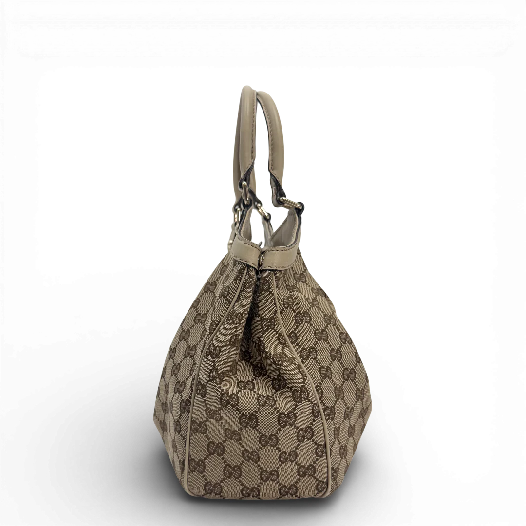 https://cdn.shopify.com/s/files/1/0564/9376/8855/files/Gucci_Shopper_Sukey_monogram_beige_vintage_GG_9857.webp?v=1770901535