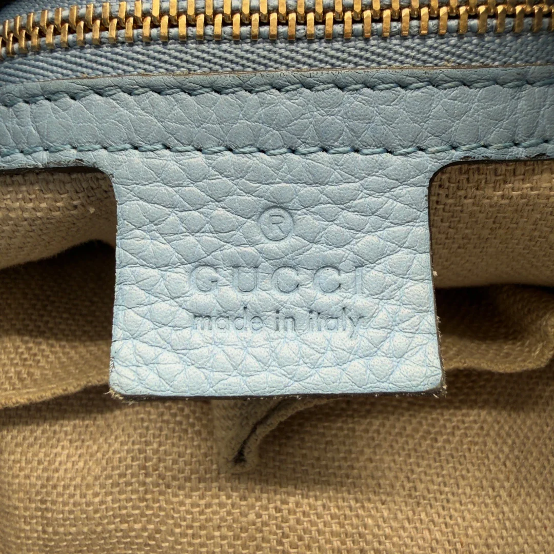 https://cdn.shopify.com/s/files/1/0564/9376/8855/files/Gucci_Umhangetasche_Bucket_monogram_beige_14.webp?v=1782385133