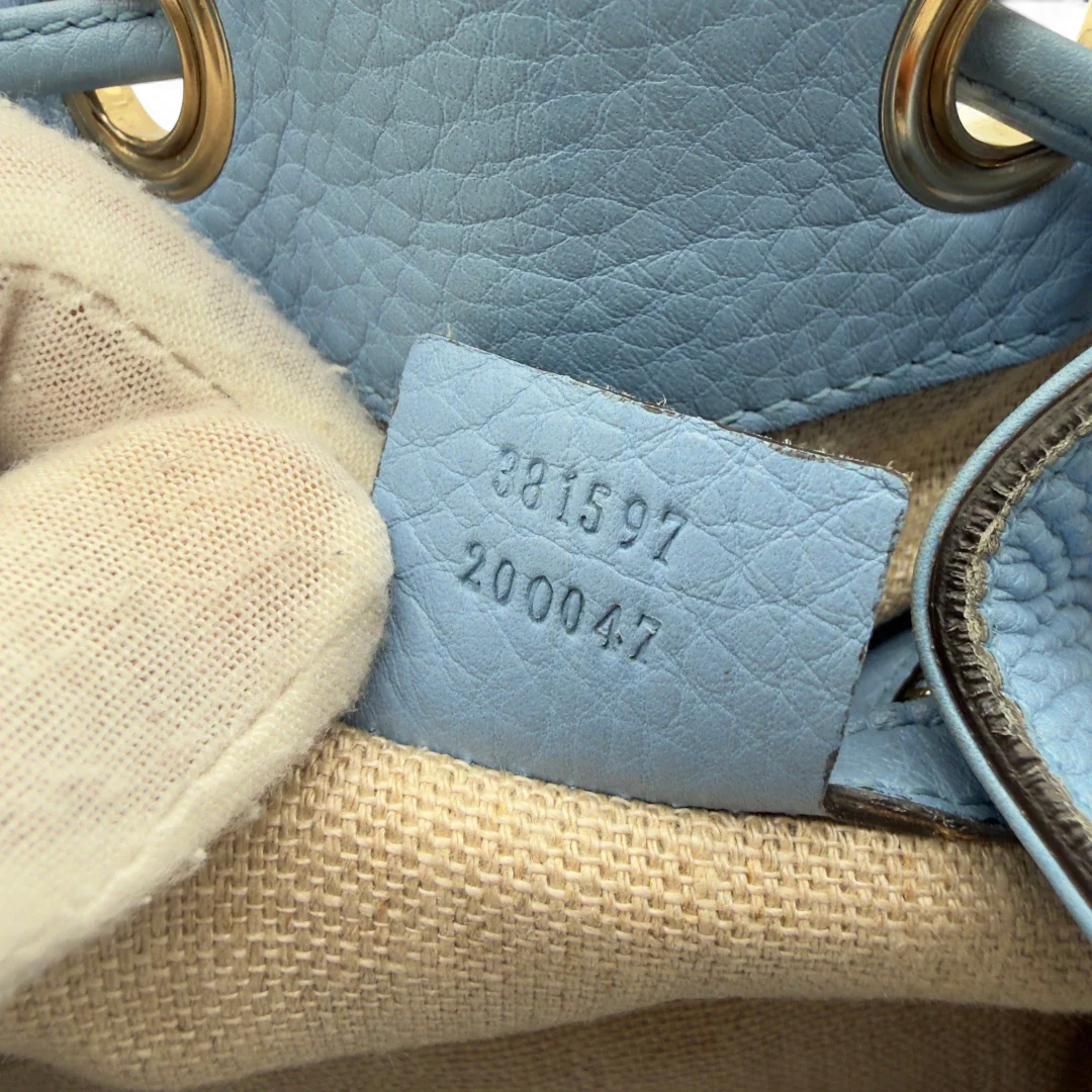 https://cdn.shopify.com/s/files/1/0564/9376/8855/files/Gucci_Umhangetasche_Bucket_monogram_beige_15.webp?v=1782385133