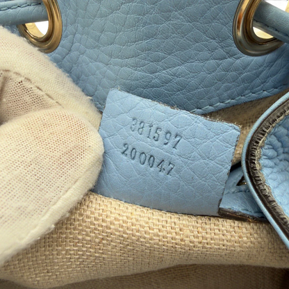 https://cdn.shopify.com/s/files/1/0564/9376/8855/files/Gucci_Umhangetasche_Bucket_monogram_beige_15.webp?v=1782385133