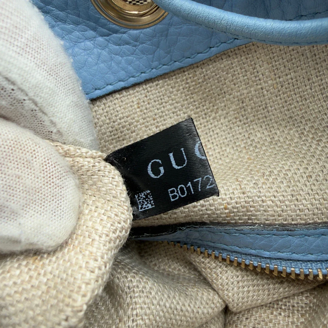 https://cdn.shopify.com/s/files/1/0564/9376/8855/files/Gucci_Umhangetasche_Bucket_monogram_beige_16.webp?v=1782385133