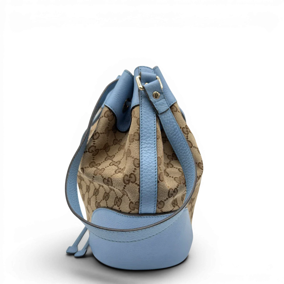 https://cdn.shopify.com/s/files/1/0564/9376/8855/files/Gucci_Umhangetasche_Bucket_monogram_beige_3.webp?v=1782385133
