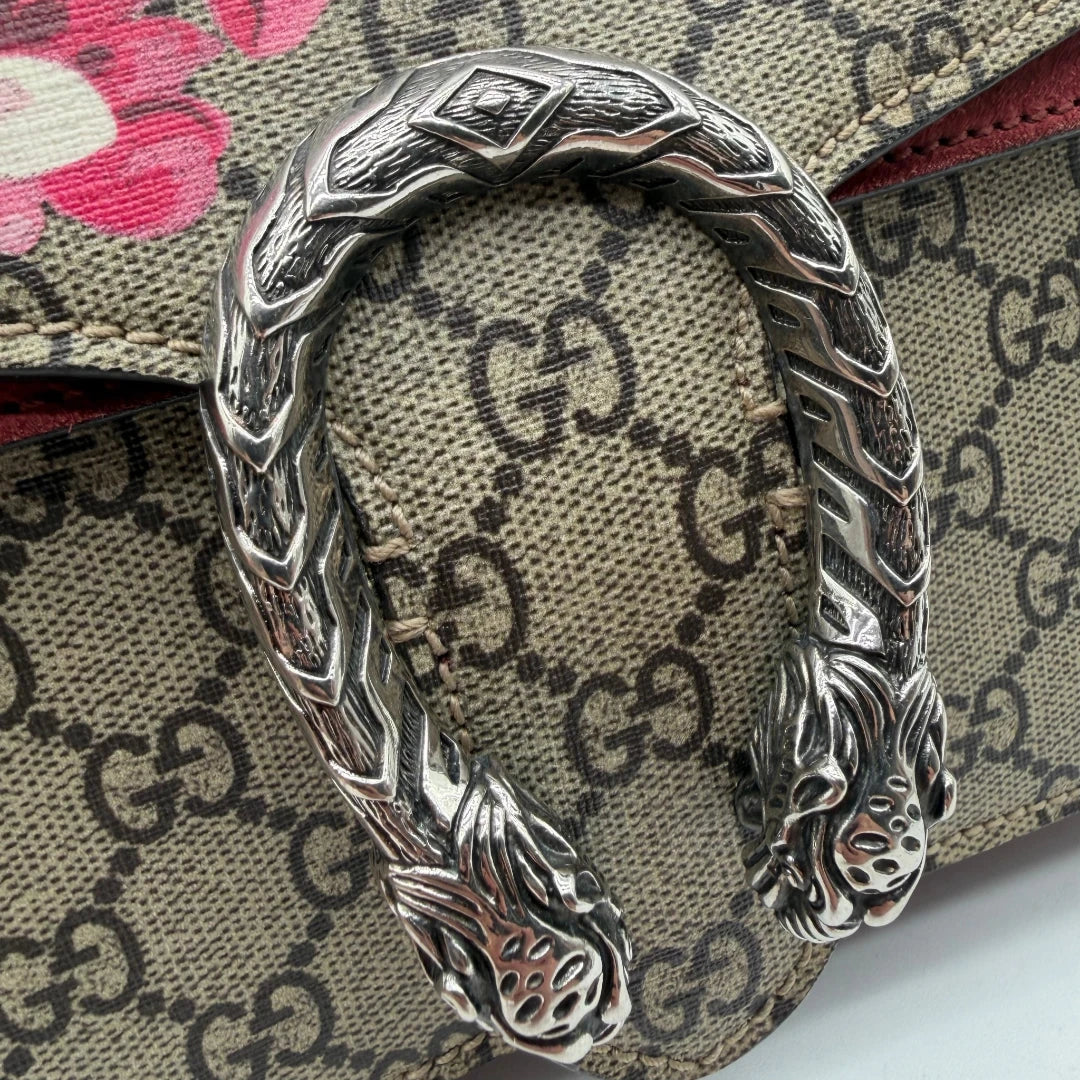 https://cdn.shopify.com/s/files/1/0564/9376/8855/files/Gucci_Umhangetasche_Dionysus_Floral_medium_monogram_beige_11.webp?v=1781713617