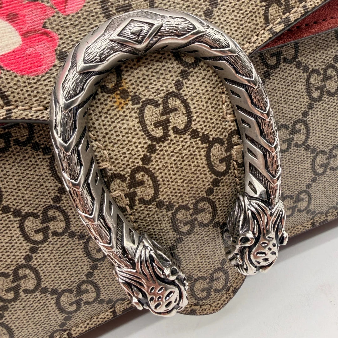 https://cdn.shopify.com/s/files/1/0564/9376/8855/files/Gucci_Umhangetasche_Dionysus_Floral_medium_monogram_beige_11_8caca4be-4a0d-4c76-a934-3f91394cbd05.webp?v=1781714204