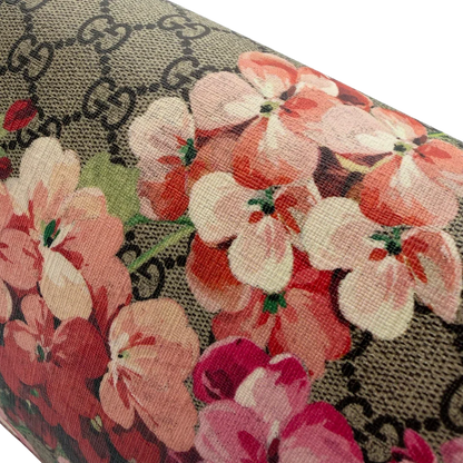 https://cdn.shopify.com/s/files/1/0564/9376/8855/files/Gucci_Umhangetasche_Dionysus_Floral_medium_monogram_beige_13.webp?v=1781713617