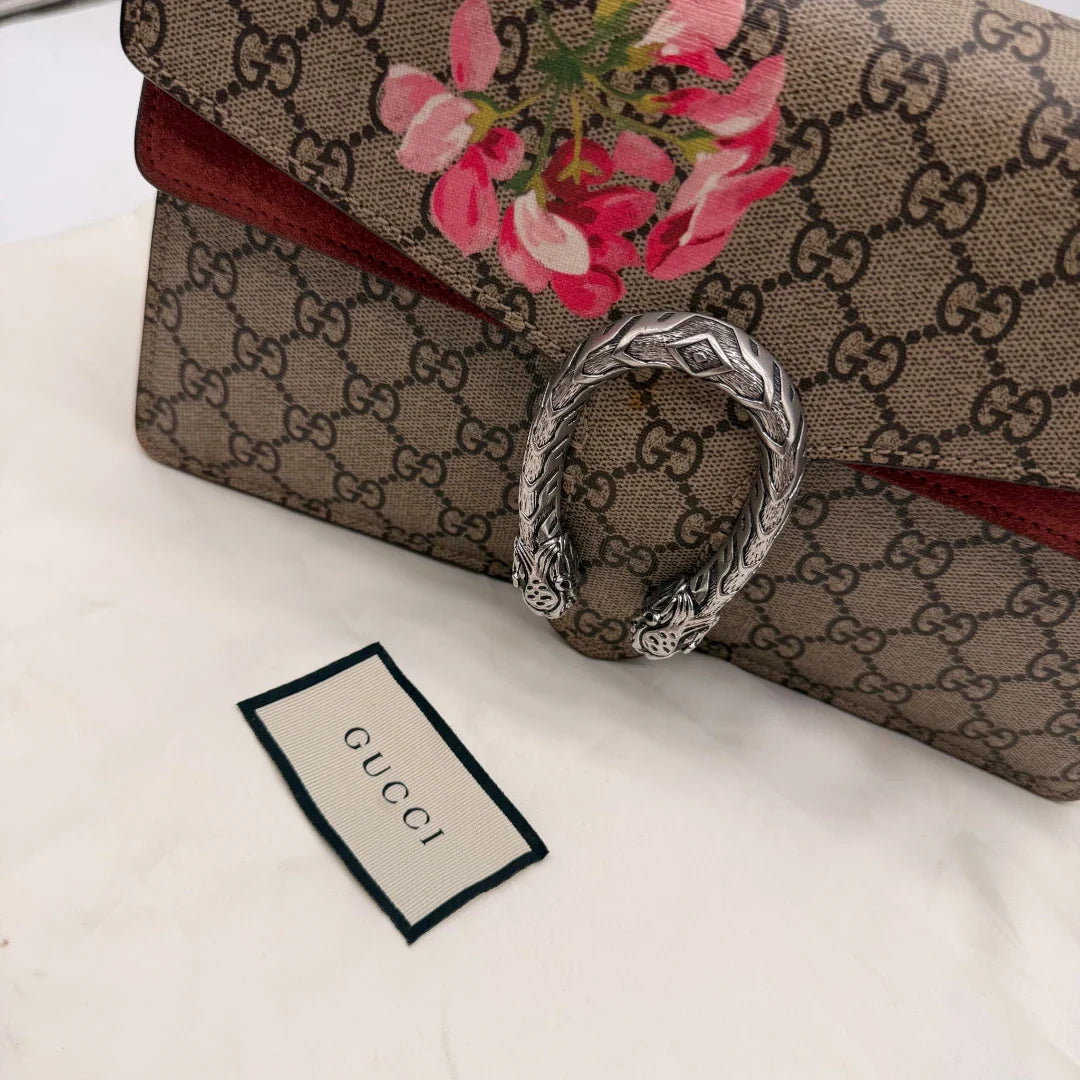 https://cdn.shopify.com/s/files/1/0564/9376/8855/files/Gucci_Umhangetasche_Dionysus_Floral_medium_monogram_beige_19.webp?v=1781714204