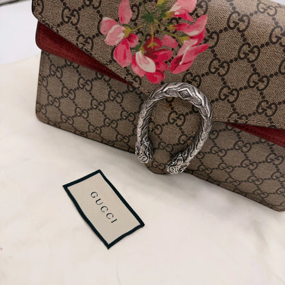 https://cdn.shopify.com/s/files/1/0564/9376/8855/files/Gucci_Umhangetasche_Dionysus_Floral_medium_monogram_beige_19.webp?v=1781714204