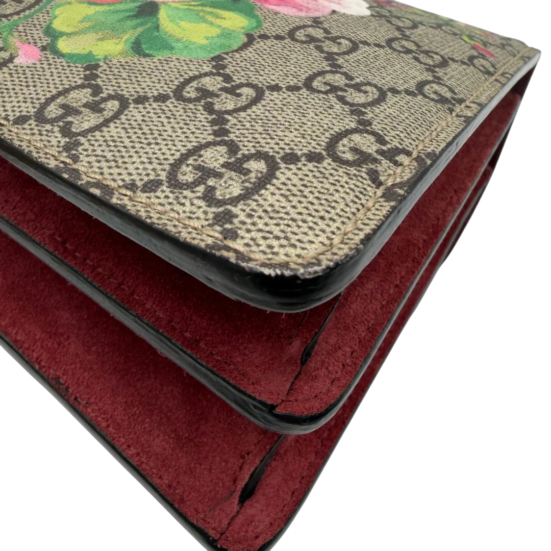 https://cdn.shopify.com/s/files/1/0564/9376/8855/files/Gucci_Umhangetasche_Dionysus_Floral_medium_monogram_beige_8.webp?v=1781713617