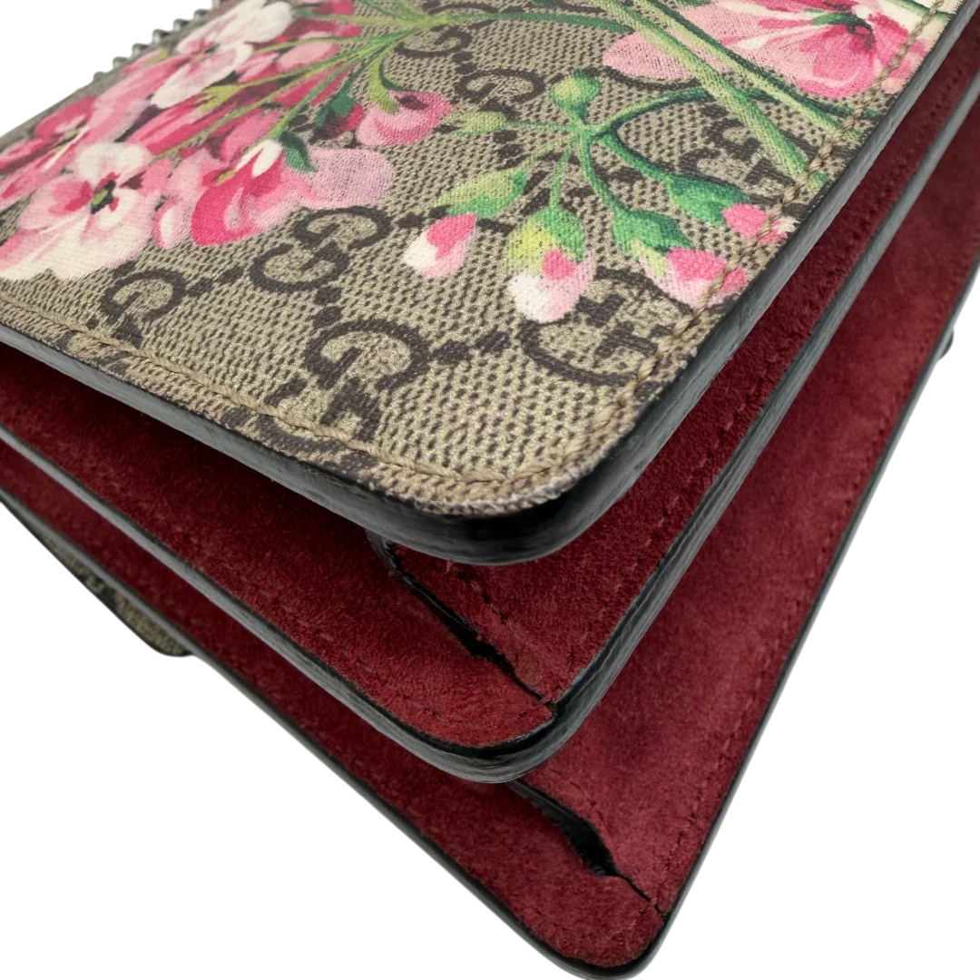 https://cdn.shopify.com/s/files/1/0564/9376/8855/files/Gucci_Umhangetasche_Dionysus_Floral_medium_monogram_beige_9.webp?v=1781713617