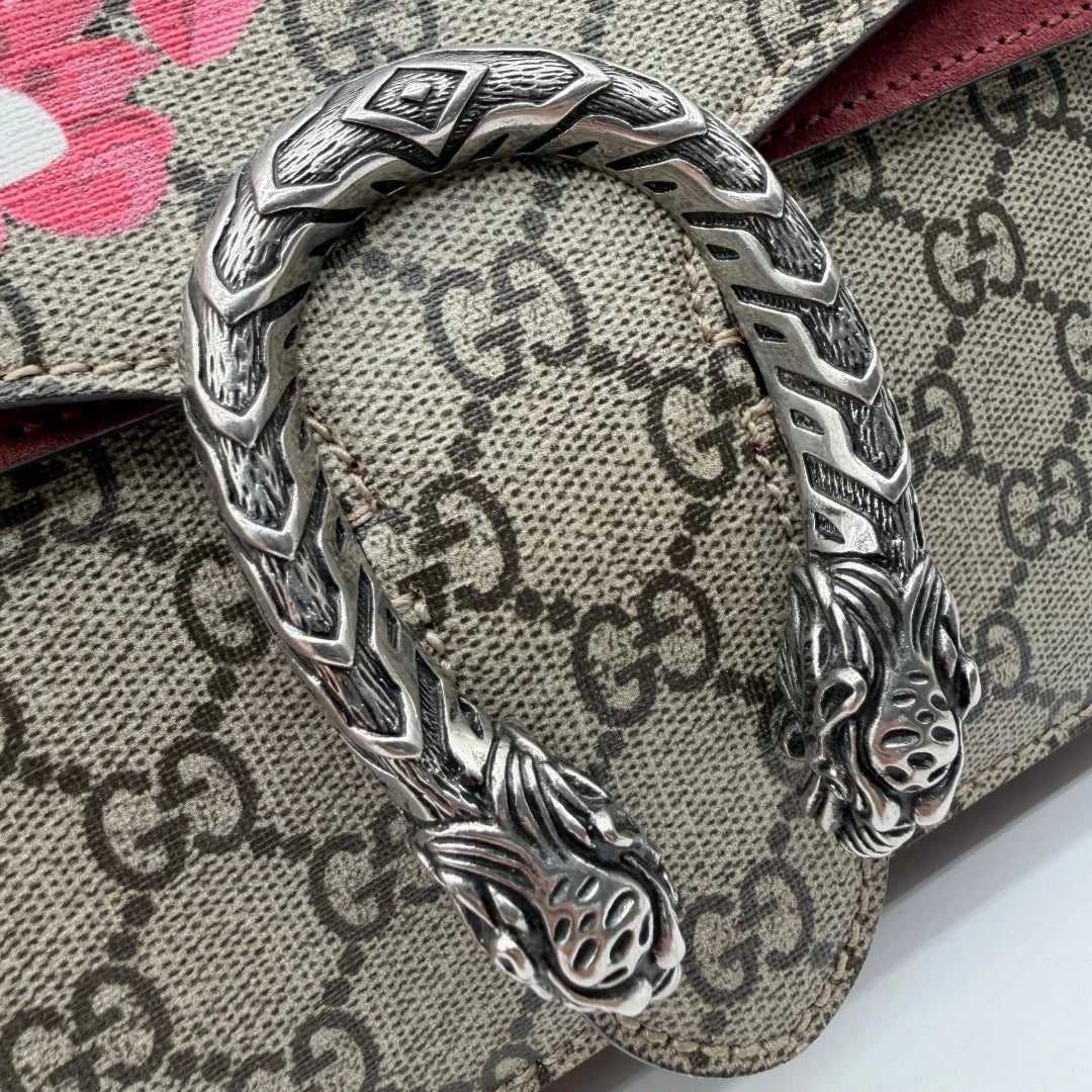 https://cdn.shopify.com/s/files/1/0564/9376/8855/files/Gucci_Umhangetasche_Dionysus_Floral_medium_monogram_beige_vintage_GG7146.webp?v=1779893697