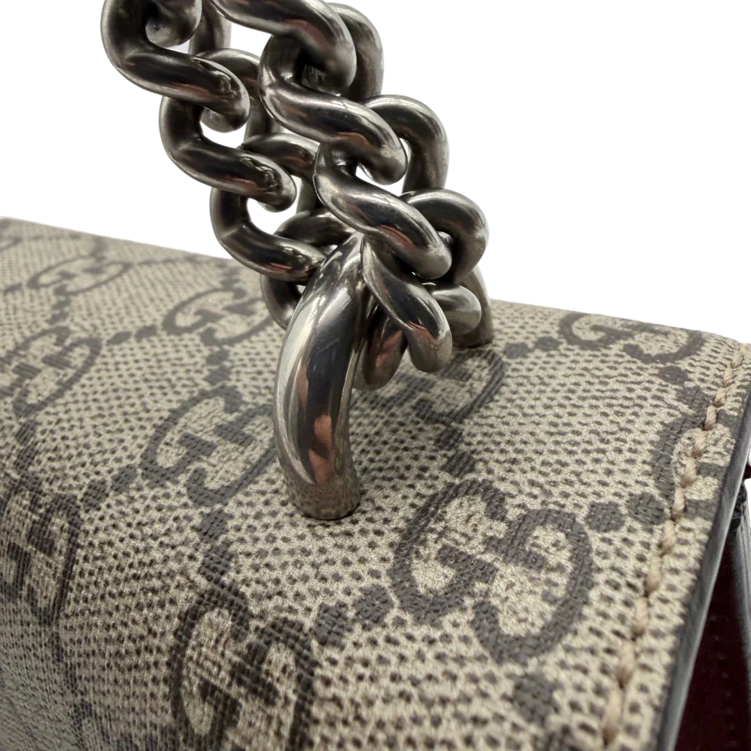 https://cdn.shopify.com/s/files/1/0564/9376/8855/files/Gucci_Umhangetasche_Dionysus_Floral_medium_monogram_beige_vintage_GG7147.webp?v=1779893697
