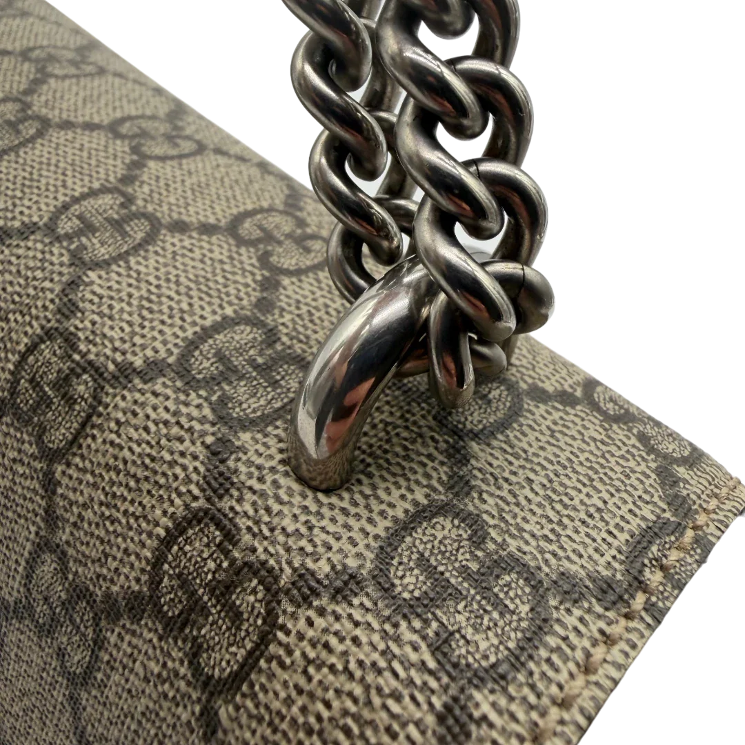 https://cdn.shopify.com/s/files/1/0564/9376/8855/files/Gucci_Umhangetasche_Dionysus_medium_monogram_beige_12.webp?v=1781714055