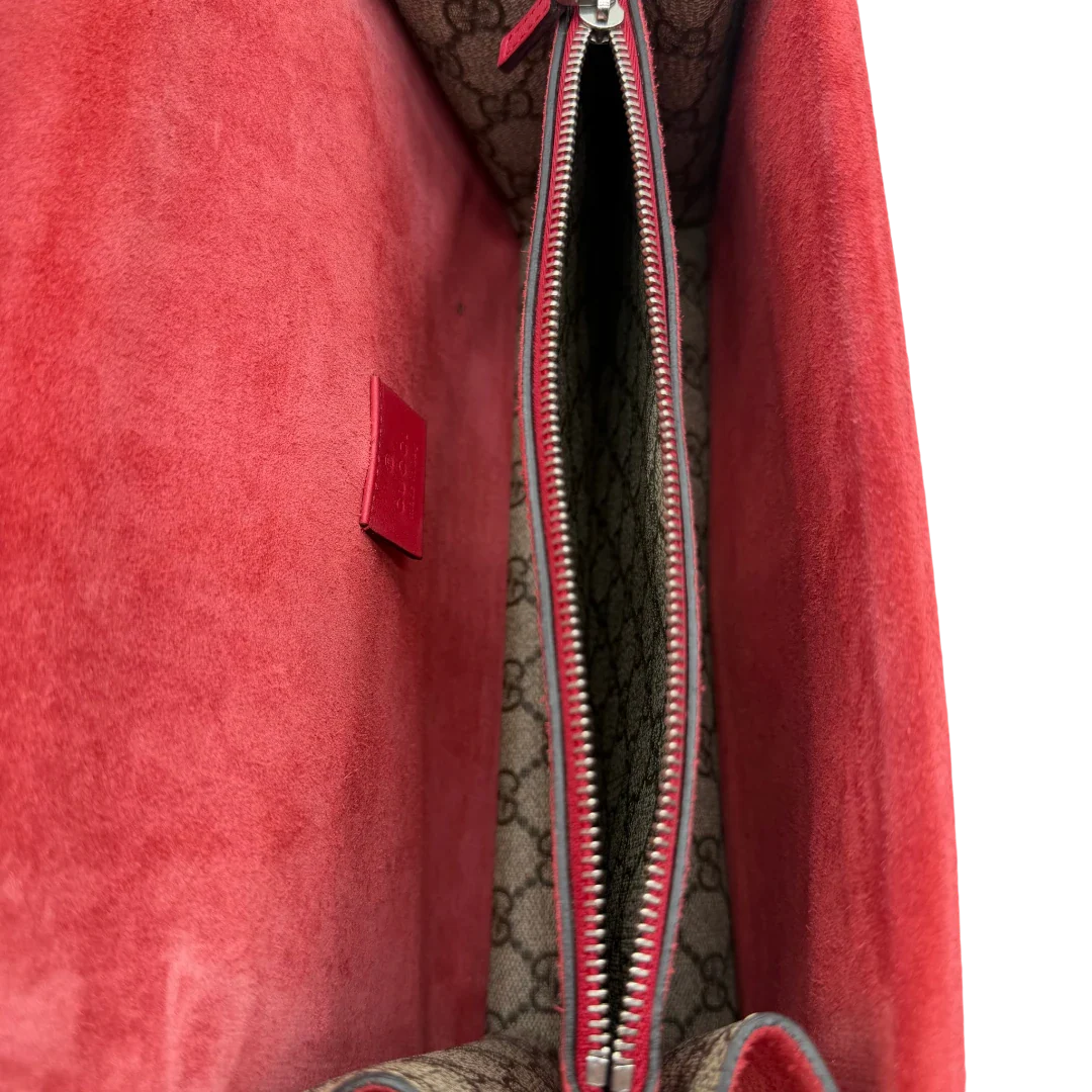 https://cdn.shopify.com/s/files/1/0564/9376/8855/files/Gucci_Umhangetasche_Dionysus_medium_monogram_beige_14.webp?v=1781714055