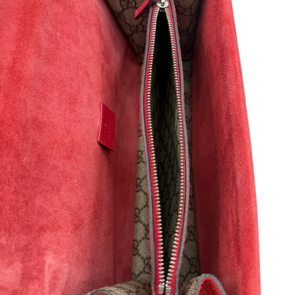 https://cdn.shopify.com/s/files/1/0564/9376/8855/files/Gucci_Umhangetasche_Dionysus_medium_monogram_beige_14.webp?v=1781714055