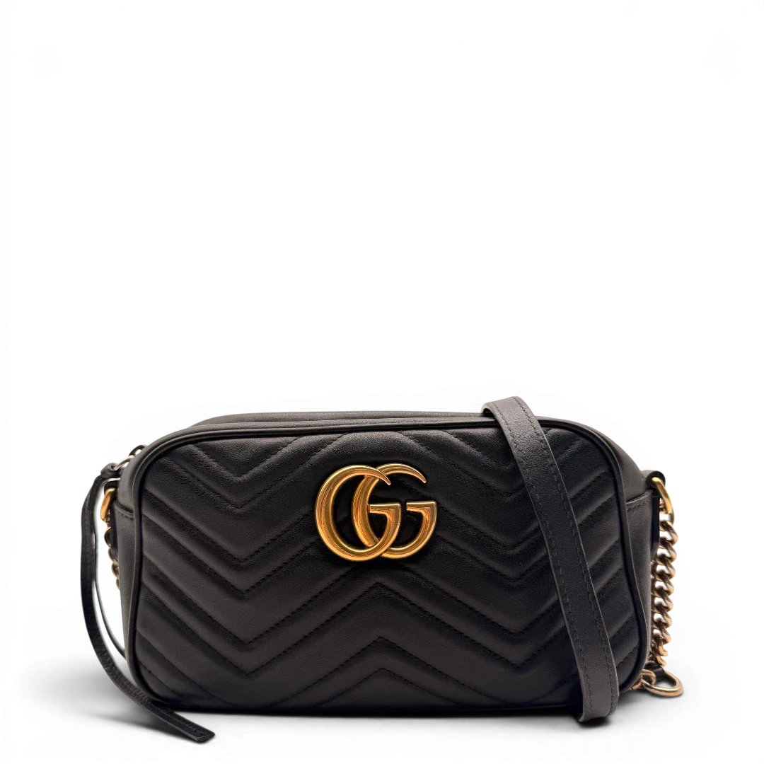 https://cdn.shopify.com/s/files/1/0564/9376/8855/files/Gucci_Umhangetasche_Marmont_Small_GG_monogram_schwarz_vintage_GG7157.webp?v=1779895171