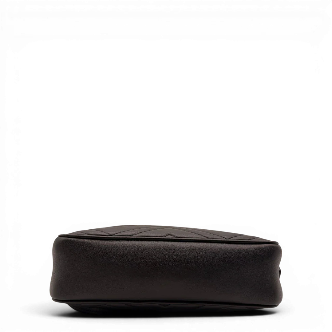 https://cdn.shopify.com/s/files/1/0564/9376/8855/files/Gucci_Umhangetasche_Marmont_Small_GG_monogram_schwarz_vintage_GG7165.webp?v=1779895171