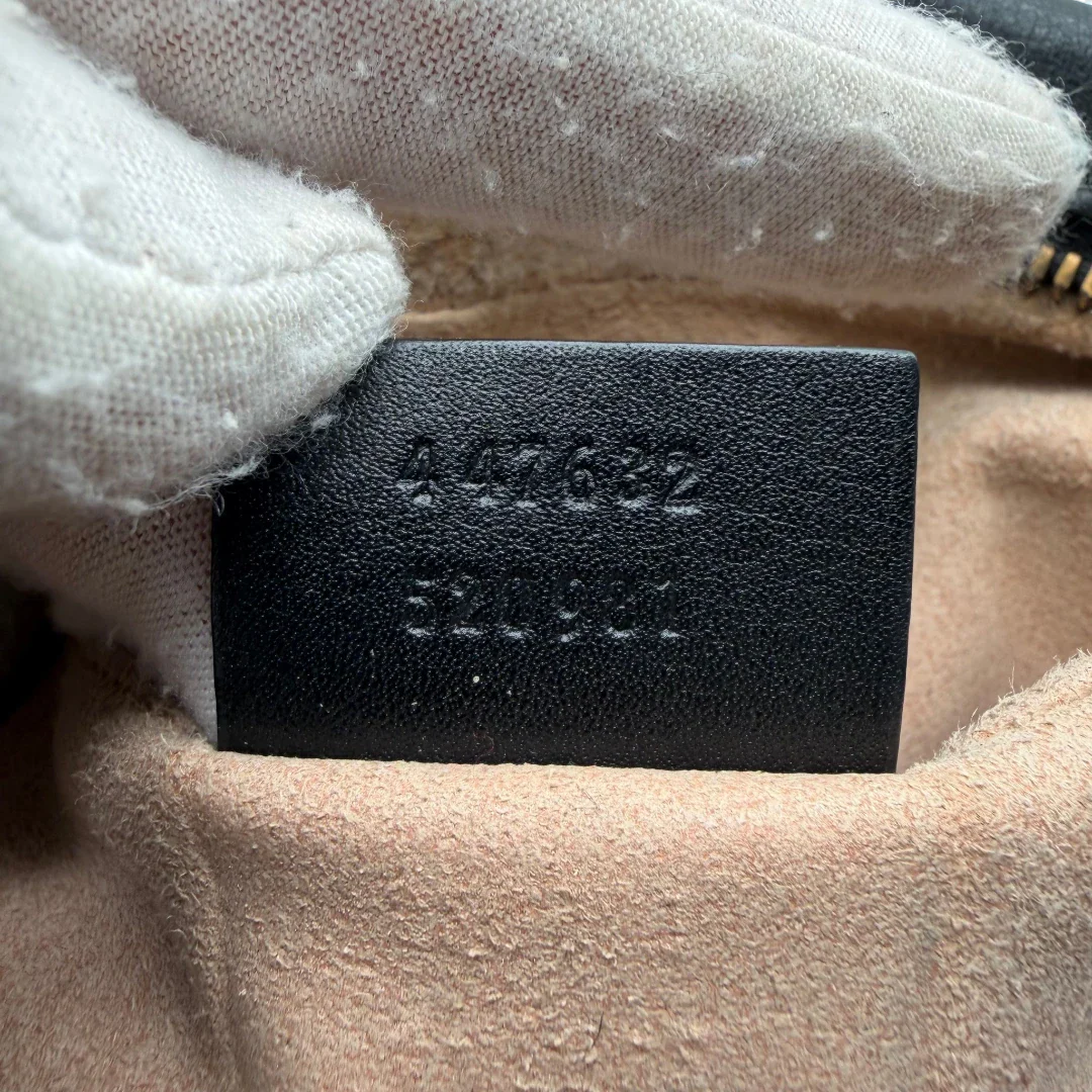 https://cdn.shopify.com/s/files/1/0564/9376/8855/files/Gucci_Umhangetasche_Marmont_Small_GG_monogram_schwarz_vintage_GG7176.webp?v=1779895172