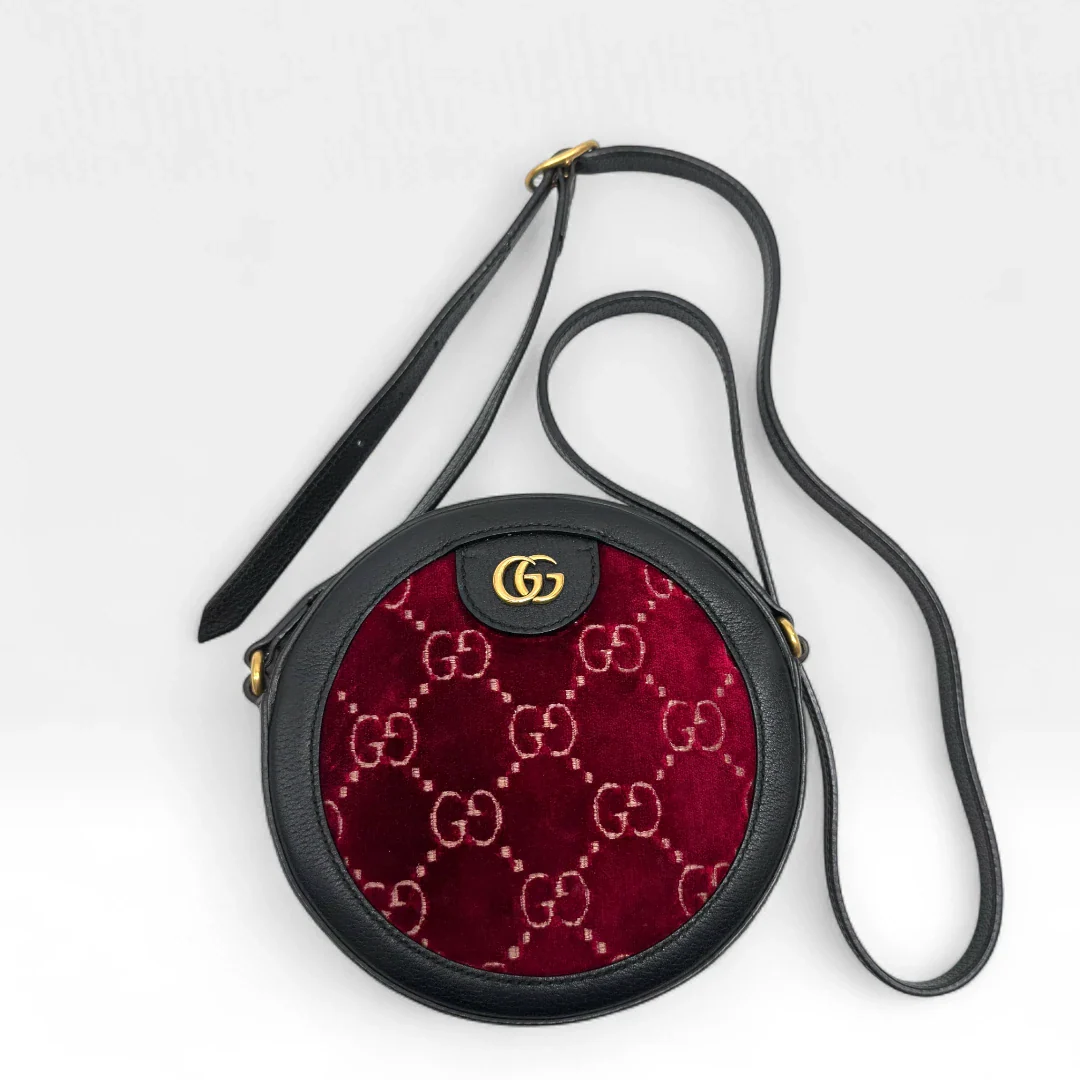 https://cdn.shopify.com/s/files/1/0564/9376/8855/files/Gucci_Umhangetasche_Marmont_Velvet_monogram_rot_second_hand_luxury_GG_crossbody3776.webp?v=1757671844