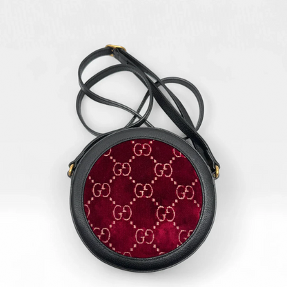 https://cdn.shopify.com/s/files/1/0564/9376/8855/files/Gucci_Umhangetasche_Marmont_Velvet_monogram_rot_second_hand_luxury_GG_crossbody3779.webp?v=1757671898
