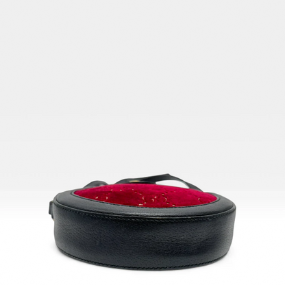 https://cdn.shopify.com/s/files/1/0564/9376/8855/files/Gucci_Umhangetasche_Marmont_Velvet_monogram_rot_second_hand_luxury_GG_crossbody3780.webp?v=1757671898