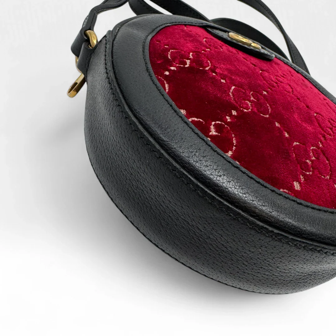 https://cdn.shopify.com/s/files/1/0564/9376/8855/files/Gucci_Umhangetasche_Marmont_Velvet_monogram_rot_second_hand_luxury_GG_crossbody3781.webp?v=1757671898