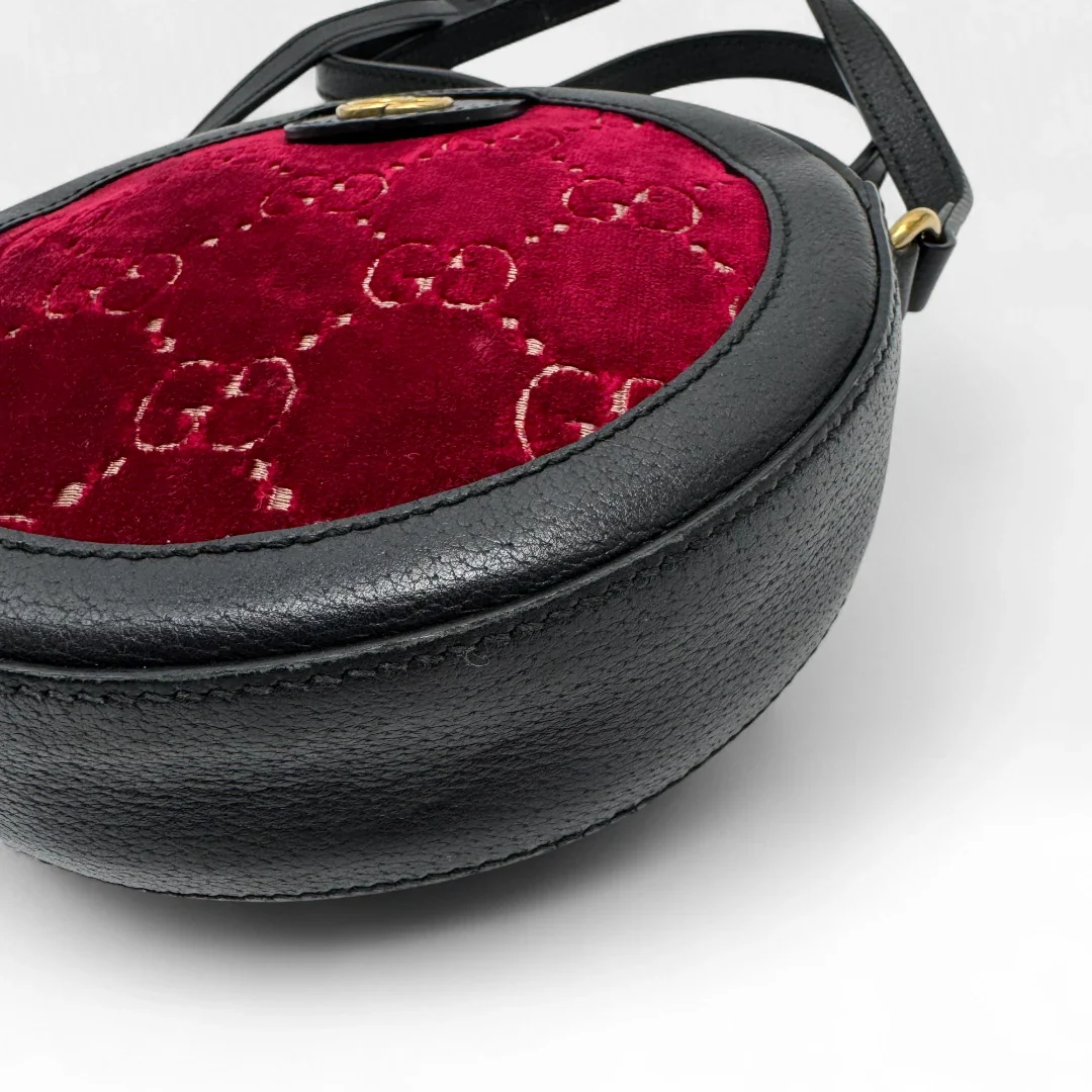 https://cdn.shopify.com/s/files/1/0564/9376/8855/files/Gucci_Umhangetasche_Marmont_Velvet_monogram_rot_second_hand_luxury_GG_crossbody3782.webp?v=1757671898