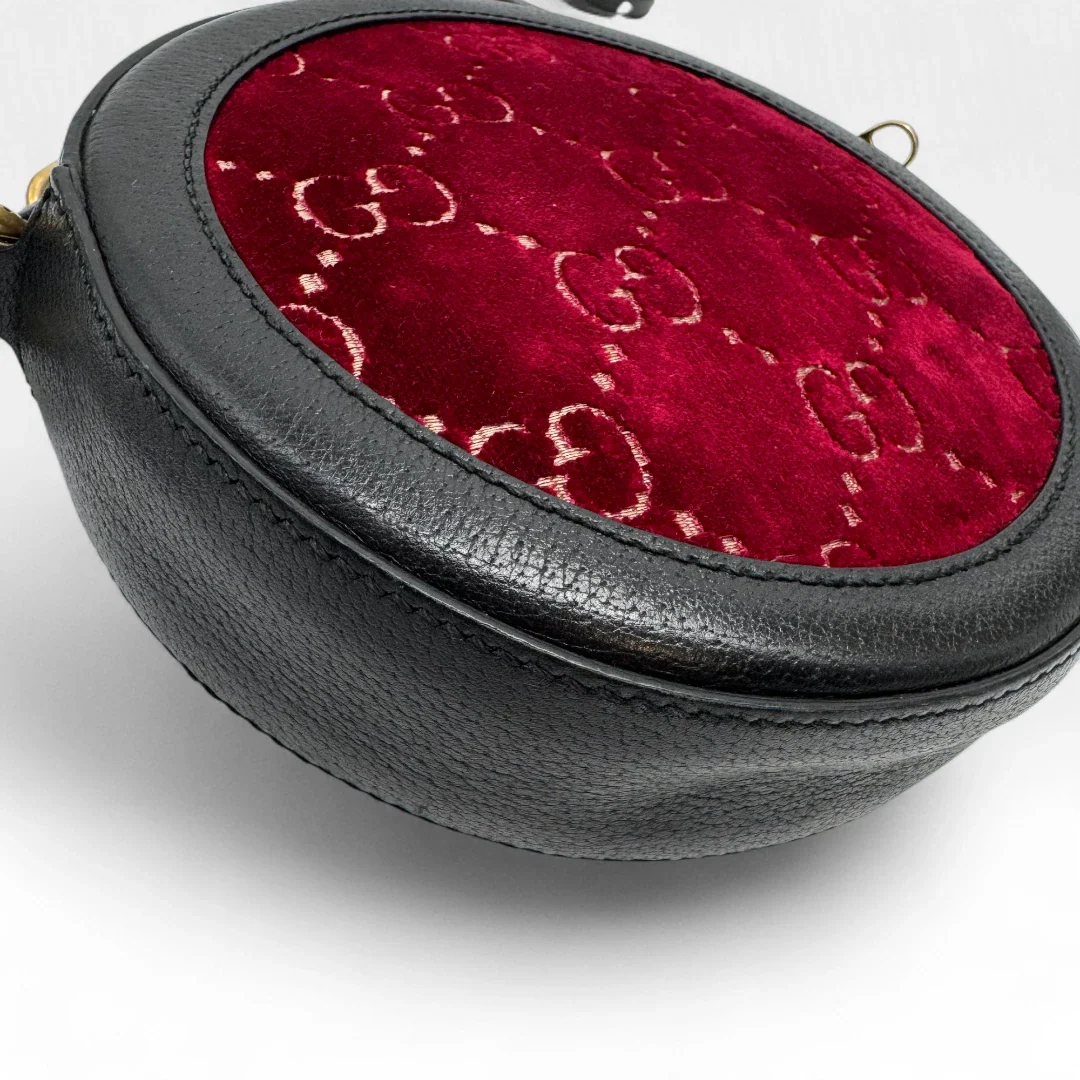 https://cdn.shopify.com/s/files/1/0564/9376/8855/files/Gucci_Umhangetasche_Marmont_Velvet_monogram_rot_second_hand_luxury_GG_crossbody3783.webp?v=1757671898