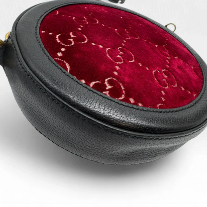 https://cdn.shopify.com/s/files/1/0564/9376/8855/files/Gucci_Umhangetasche_Marmont_Velvet_monogram_rot_second_hand_luxury_GG_crossbody3783.webp?v=1757671898