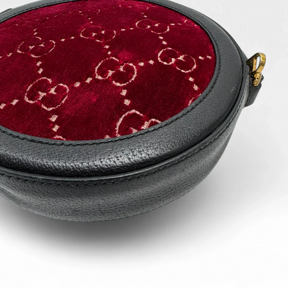 https://cdn.shopify.com/s/files/1/0564/9376/8855/files/Gucci_Umhangetasche_Marmont_Velvet_monogram_rot_second_hand_luxury_GG_crossbody3784.webp?v=1757671898
