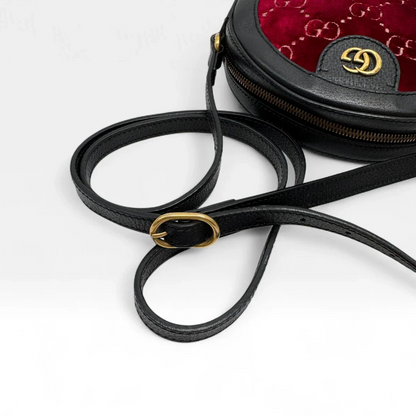 https://cdn.shopify.com/s/files/1/0564/9376/8855/files/Gucci_Umhangetasche_Marmont_Velvet_monogram_rot_second_hand_luxury_GG_crossbody3785.webp?v=1757671898