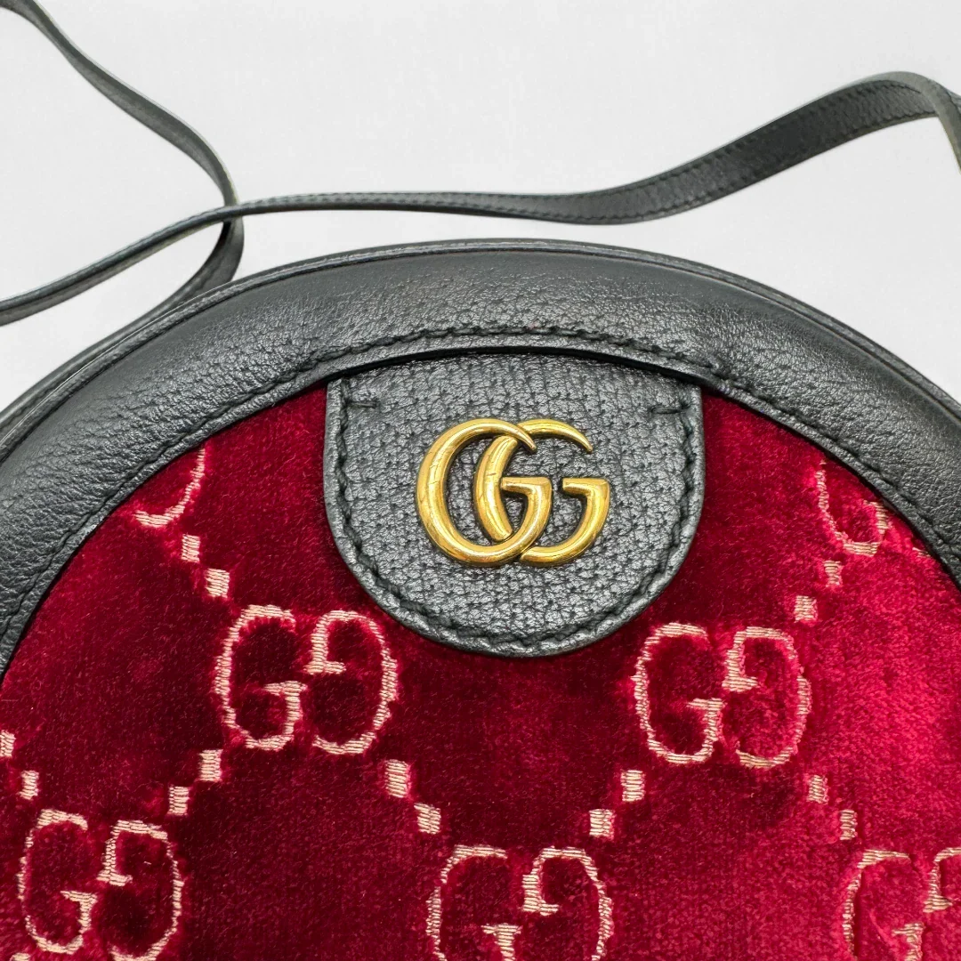 https://cdn.shopify.com/s/files/1/0564/9376/8855/files/Gucci_Umhangetasche_Marmont_Velvet_monogram_rot_second_hand_luxury_GG_crossbody3786.webp?v=1757671898