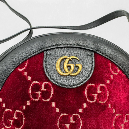 https://cdn.shopify.com/s/files/1/0564/9376/8855/files/Gucci_Umhangetasche_Marmont_Velvet_monogram_rot_second_hand_luxury_GG_crossbody3786.webp?v=1757671898