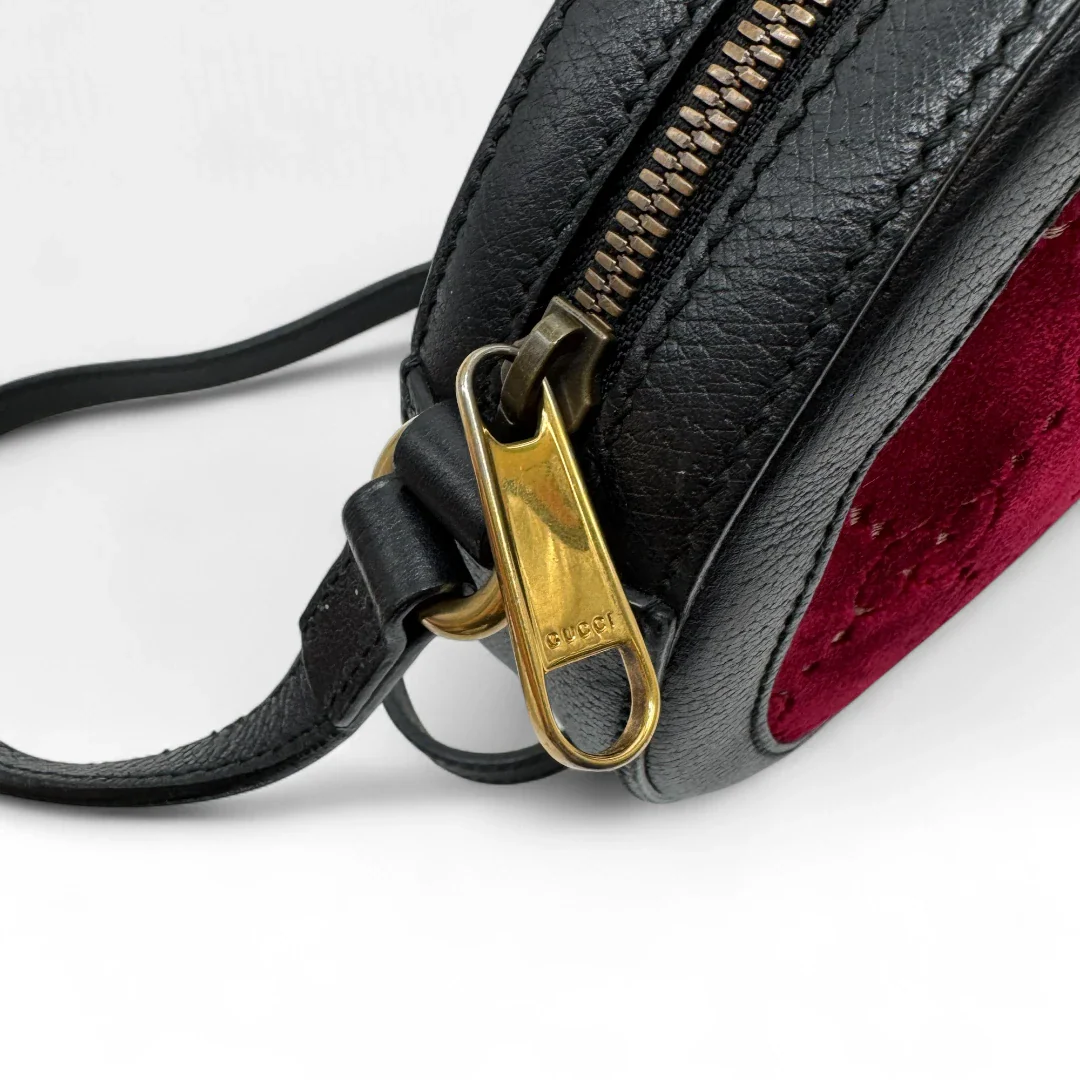https://cdn.shopify.com/s/files/1/0564/9376/8855/files/Gucci_Umhangetasche_Marmont_Velvet_monogram_rot_second_hand_luxury_GG_crossbody3787.webp?v=1757671898