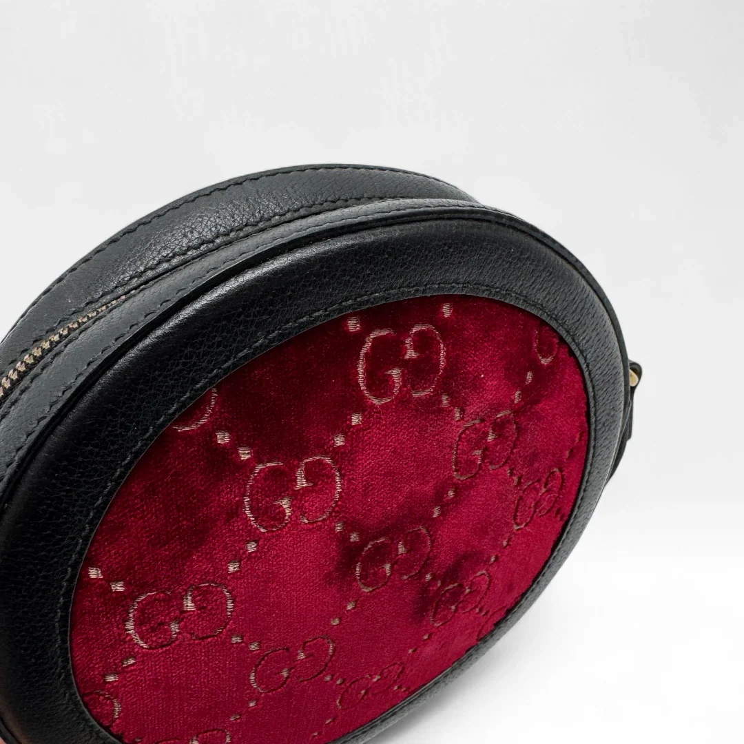 https://cdn.shopify.com/s/files/1/0564/9376/8855/files/Gucci_Umhangetasche_Marmont_Velvet_monogram_rot_second_hand_luxury_GG_crossbody3790.webp?v=1757671898