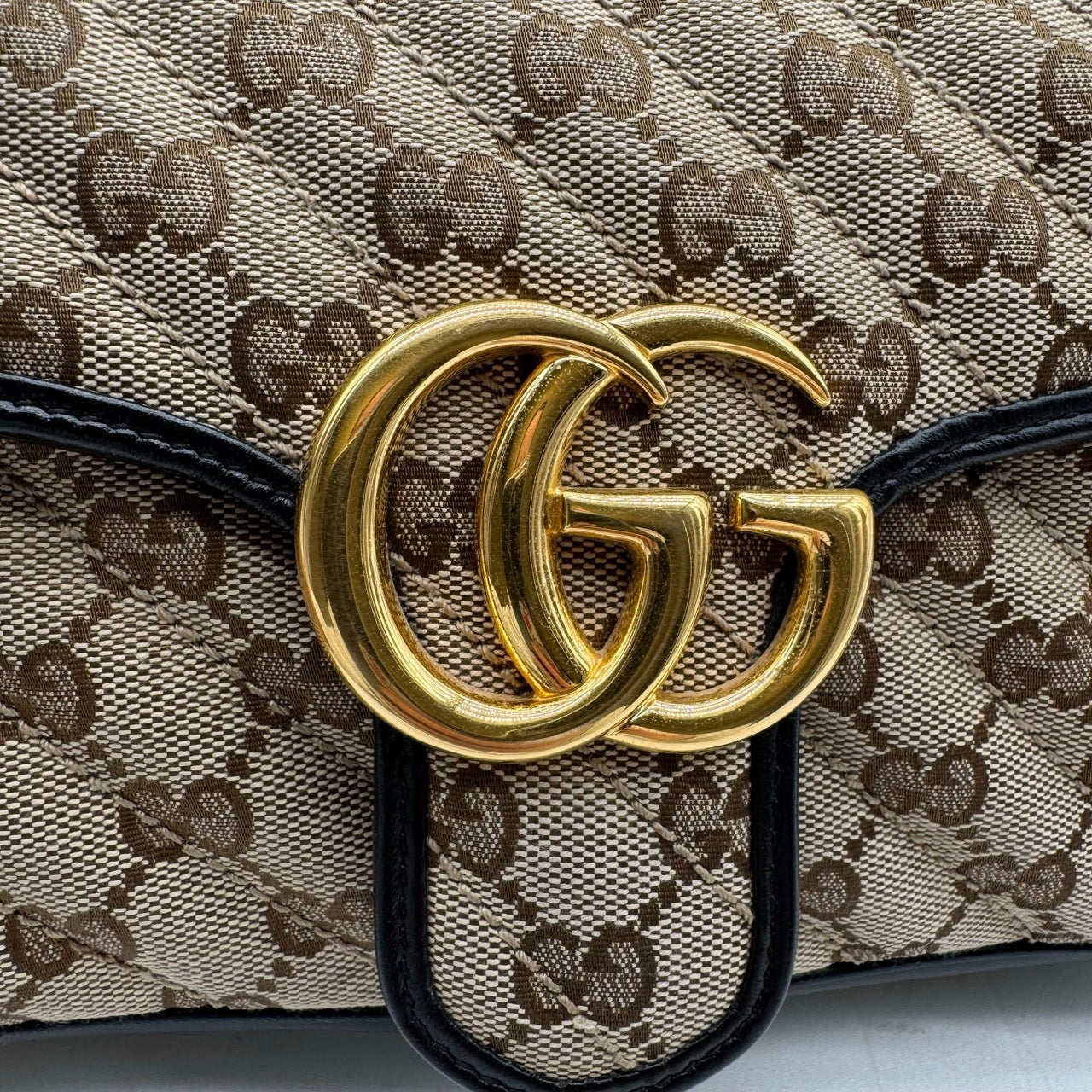 https://cdn.shopify.com/s/files/1/0564/9376/8855/files/Gucci_Umhangetasche_Marmont_medium_GG_monogram_beige_11.jpg?v=1781107101