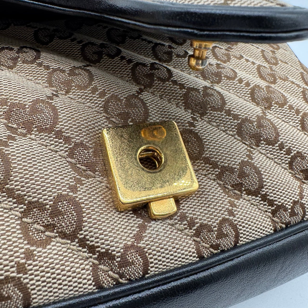 https://cdn.shopify.com/s/files/1/0564/9376/8855/files/Gucci_Umhangetasche_Marmont_medium_GG_monogram_beige_15.jpg?v=1781107101