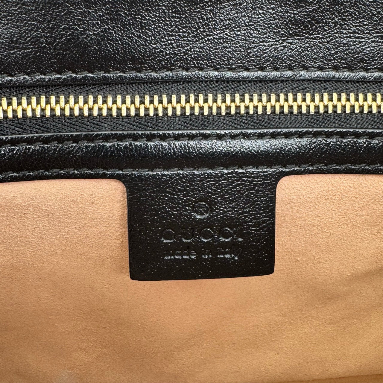 https://cdn.shopify.com/s/files/1/0564/9376/8855/files/Gucci_Umhangetasche_Marmont_medium_GG_monogram_beige_18.jpg?v=1781107101