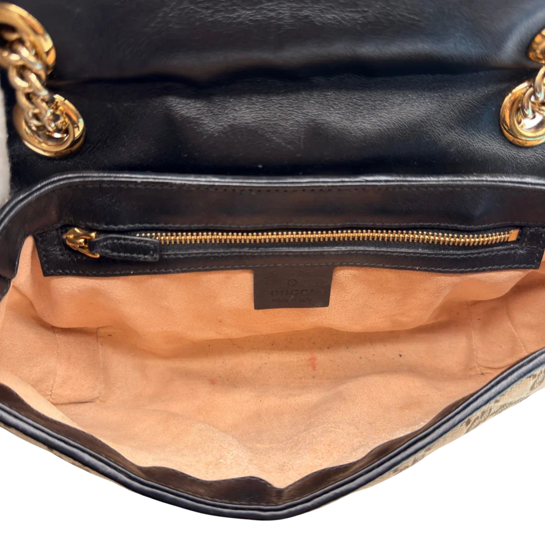 https://cdn.shopify.com/s/files/1/0564/9376/8855/files/Gucci_Umhangetasche_Marmont_medium_GG_monogram_beige_18.webp?v=1784802026