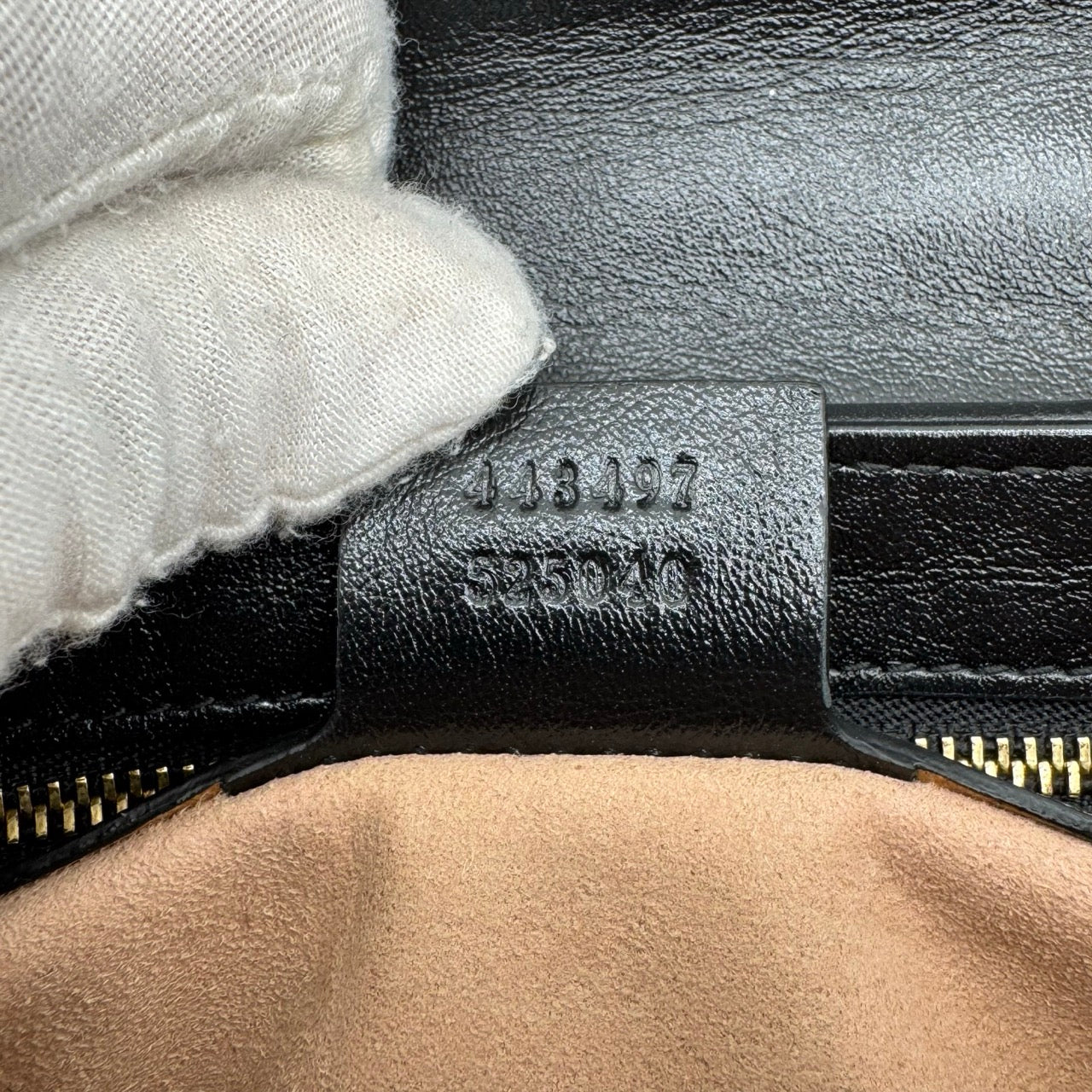 https://cdn.shopify.com/s/files/1/0564/9376/8855/files/Gucci_Umhangetasche_Marmont_medium_GG_monogram_beige_19.jpg?v=1781107101