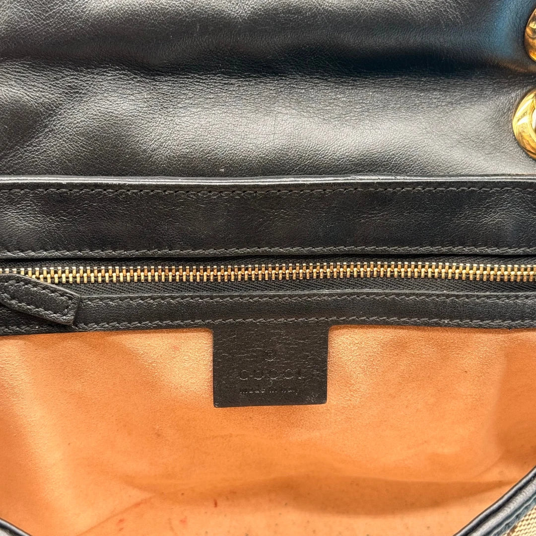 https://cdn.shopify.com/s/files/1/0564/9376/8855/files/Gucci_Umhangetasche_Marmont_medium_GG_monogram_beige_20.webp?v=1784802026