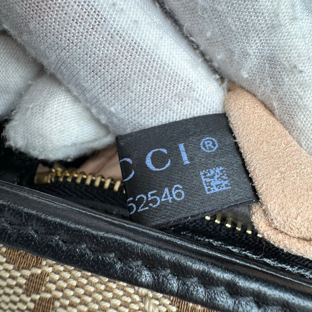 https://cdn.shopify.com/s/files/1/0564/9376/8855/files/Gucci_Umhangetasche_Marmont_medium_GG_monogram_beige_21.jpg?v=1781107101