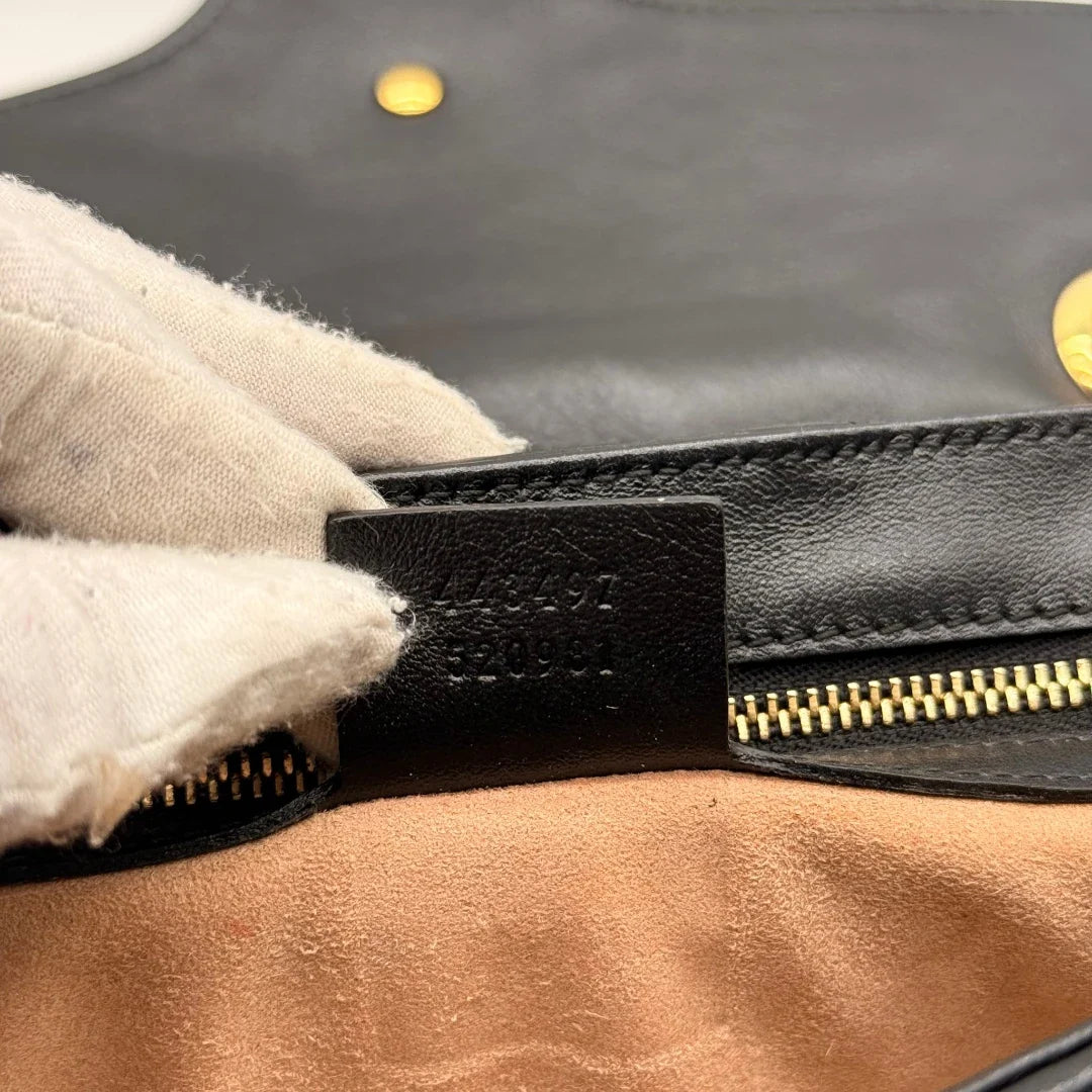 https://cdn.shopify.com/s/files/1/0564/9376/8855/files/Gucci_Umhangetasche_Marmont_medium_GG_monogram_beige_21.webp?v=1784802026