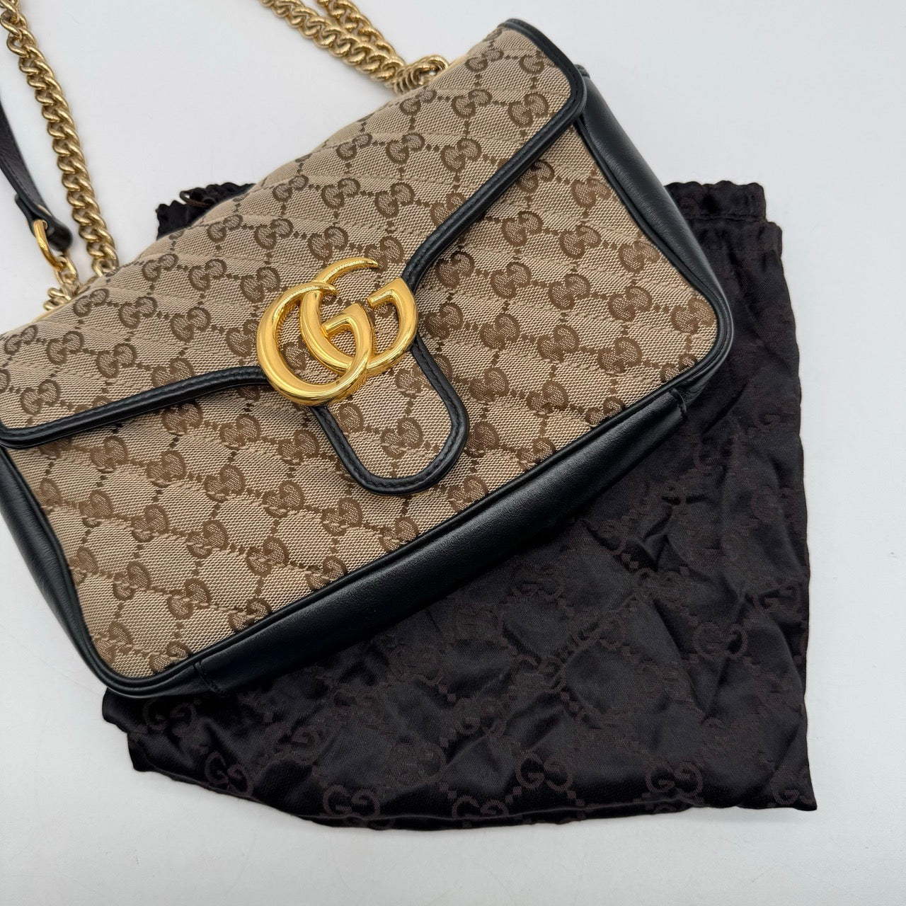 https://cdn.shopify.com/s/files/1/0564/9376/8855/files/Gucci_Umhangetasche_Marmont_medium_GG_monogram_beige_22.jpg?v=1781107101