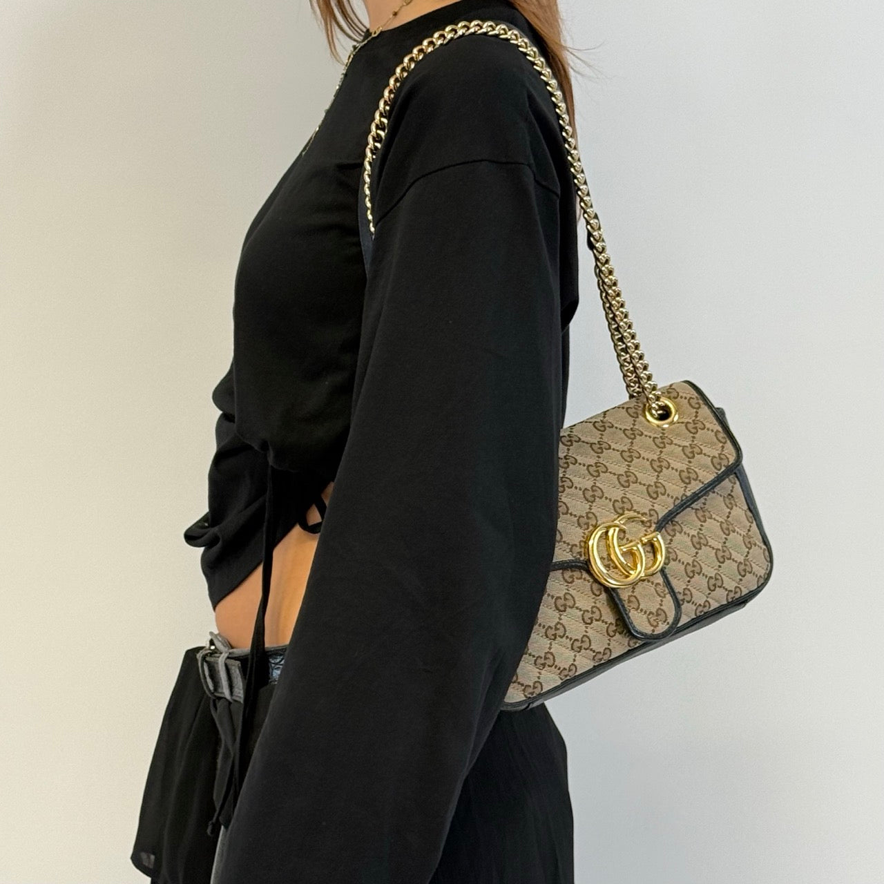https://cdn.shopify.com/s/files/1/0564/9376/8855/files/Gucci_Umhangetasche_Marmont_medium_GG_monogram_beige_27.jpg?v=1784802026