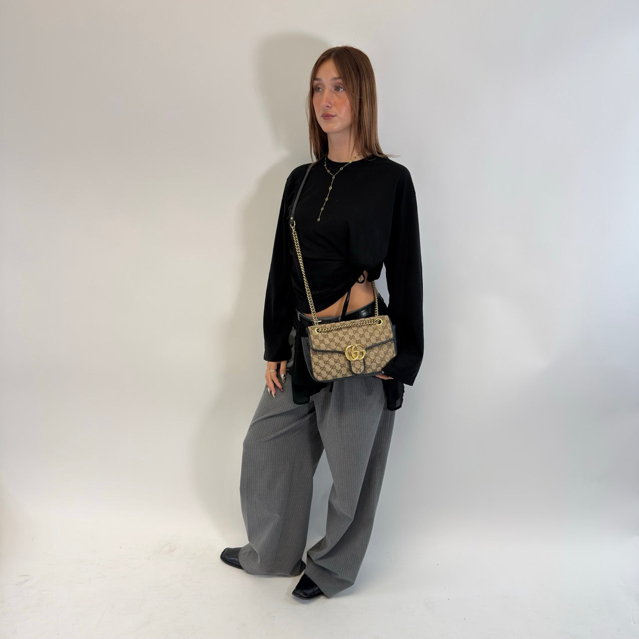 https://cdn.shopify.com/s/files/1/0564/9376/8855/files/Gucci_Umhangetasche_Marmont_medium_GG_monogram_beige_28.jpg?v=1784802026