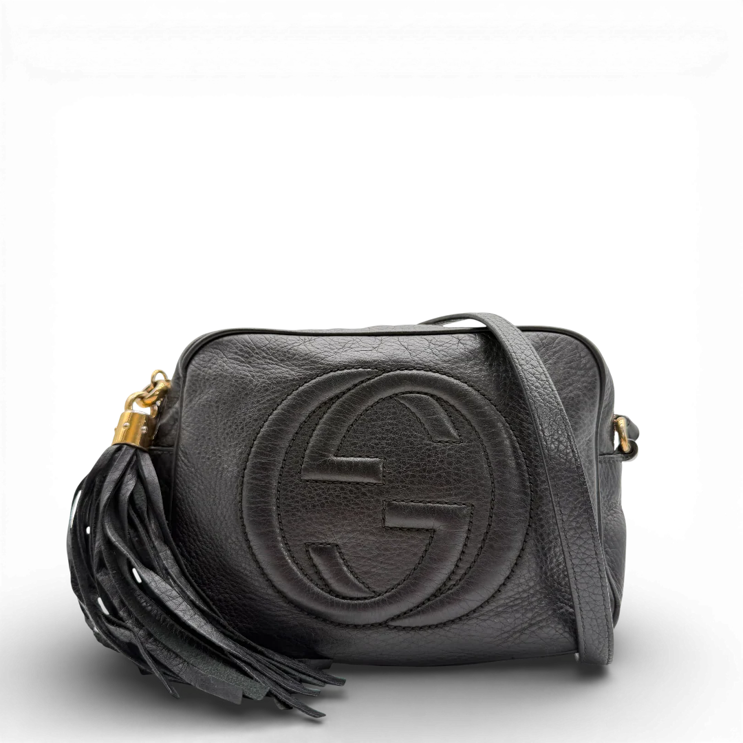 https://cdn.shopify.com/s/files/1/0564/9376/8855/files/Gucci_Umhangetasche_Soho_aus_Leder_schwarz_vintage_GG_9596.webp?v=1770951140