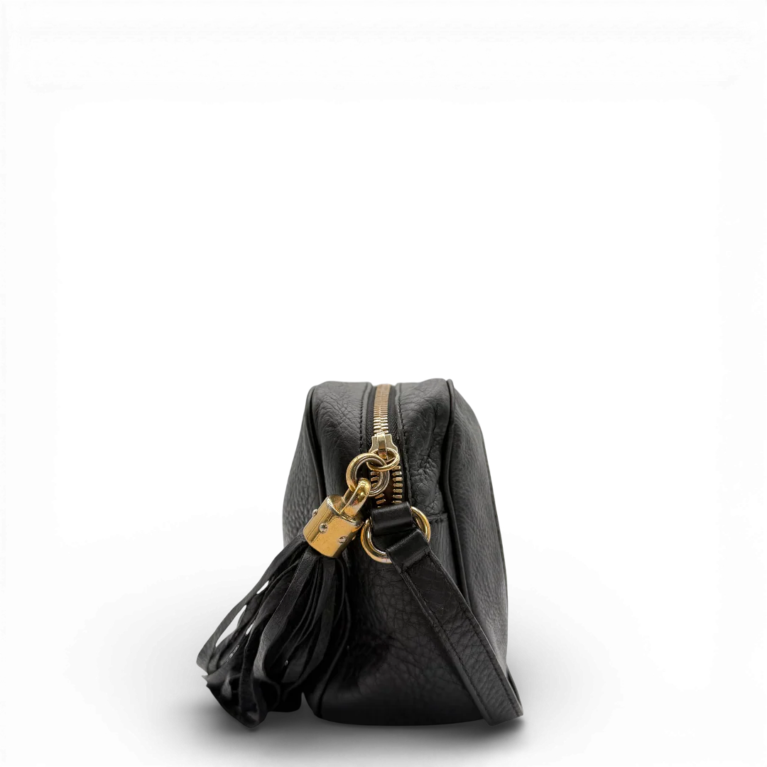 https://cdn.shopify.com/s/files/1/0564/9376/8855/files/Gucci_Umhangetasche_Soho_aus_Leder_schwarz_vintage_GG_9599.webp?v=1770951181
