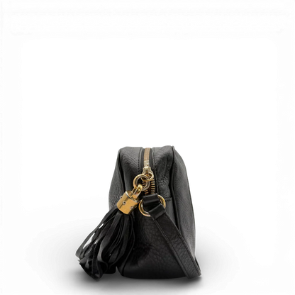https://cdn.shopify.com/s/files/1/0564/9376/8855/files/Gucci_Umhangetasche_Soho_aus_Leder_schwarz_vintage_GG_9599.webp?v=1770951181