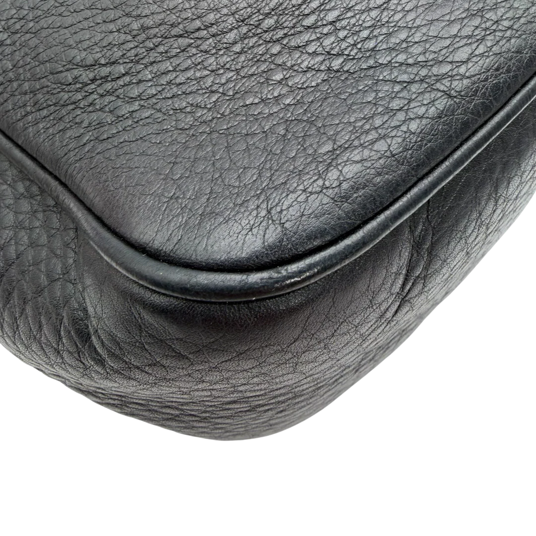 https://cdn.shopify.com/s/files/1/0564/9376/8855/files/Gucci_Umhangetasche_Soho_aus_Leder_schwarz_vintage_GG_9602.webp?v=1770951181